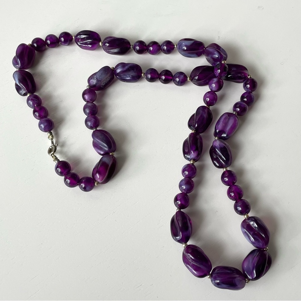 Vintage swirled purple acrylic/lucite beaded necklace - Picture 2 of 10